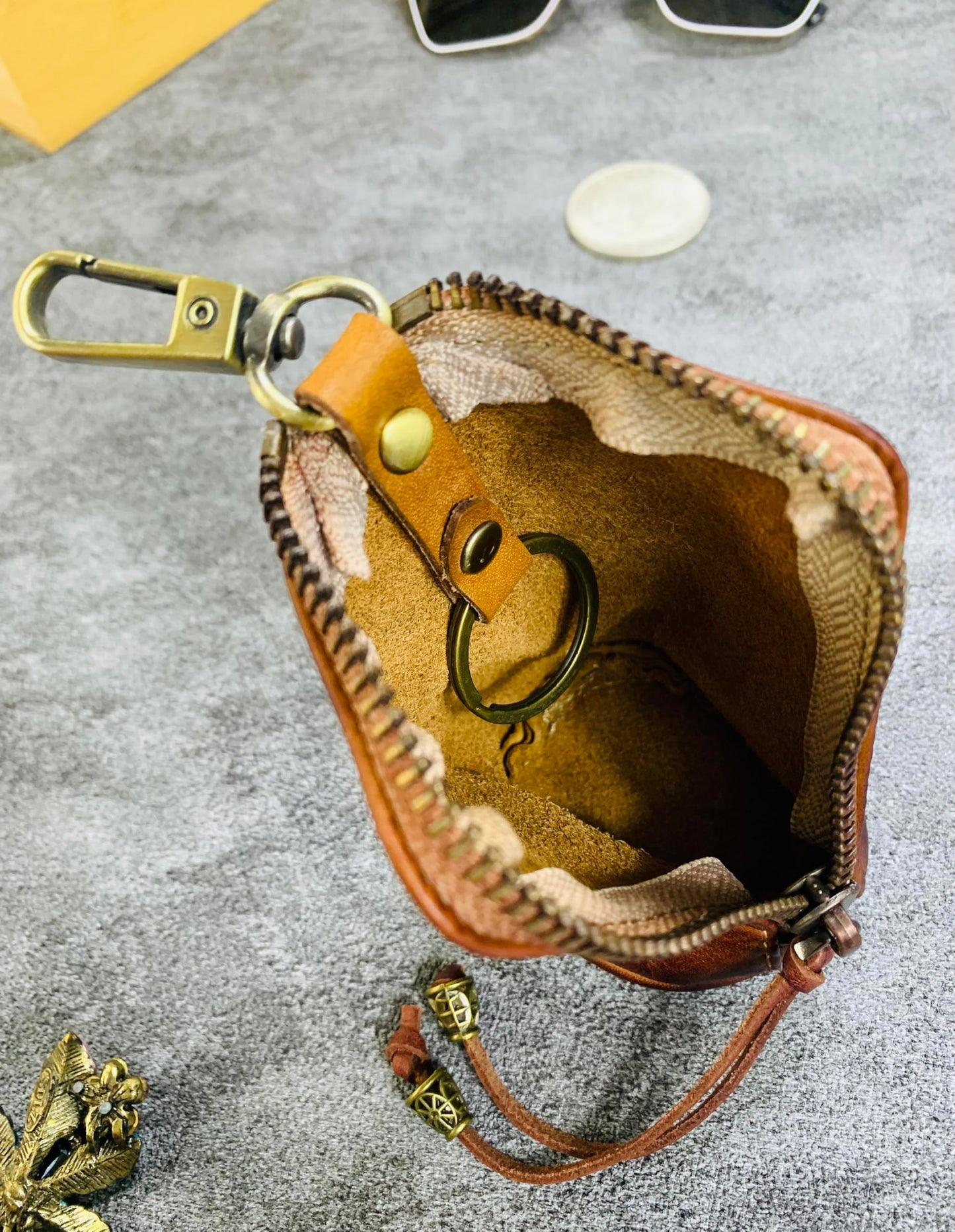 duyugeng Genuine Leather Key Pouch with Belt Clip, Vintage Key Holder Coin Purse with Key Ring, Compact EDC Key Organizer for Men, Clip On Jeans Key Case