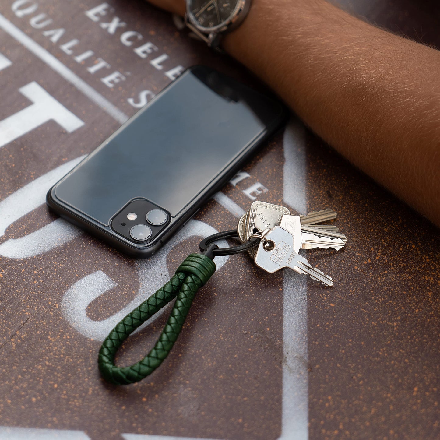SERASAR Leather Cord Stainless Steel Key Chain Additional Rings Small Keys Ideal Car, Motorcycle, Bicycle House Keychain Gift Box