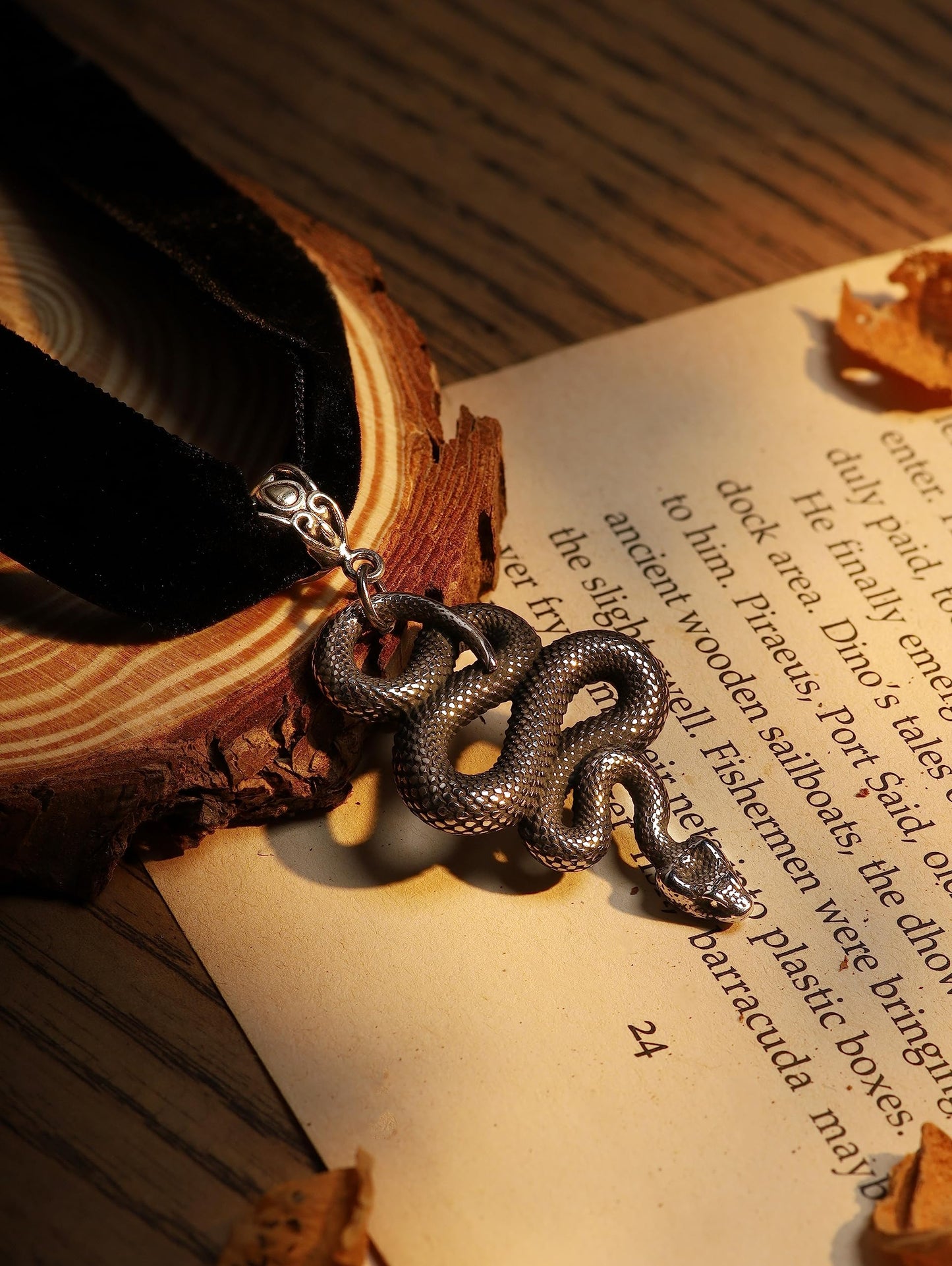 Sacina Gothic Snake Choker Necklace, Snake Necklace for Women, Gothic Goth Choker, Goth Jewelry, Halloween Christmas Jewelry Gift for Women