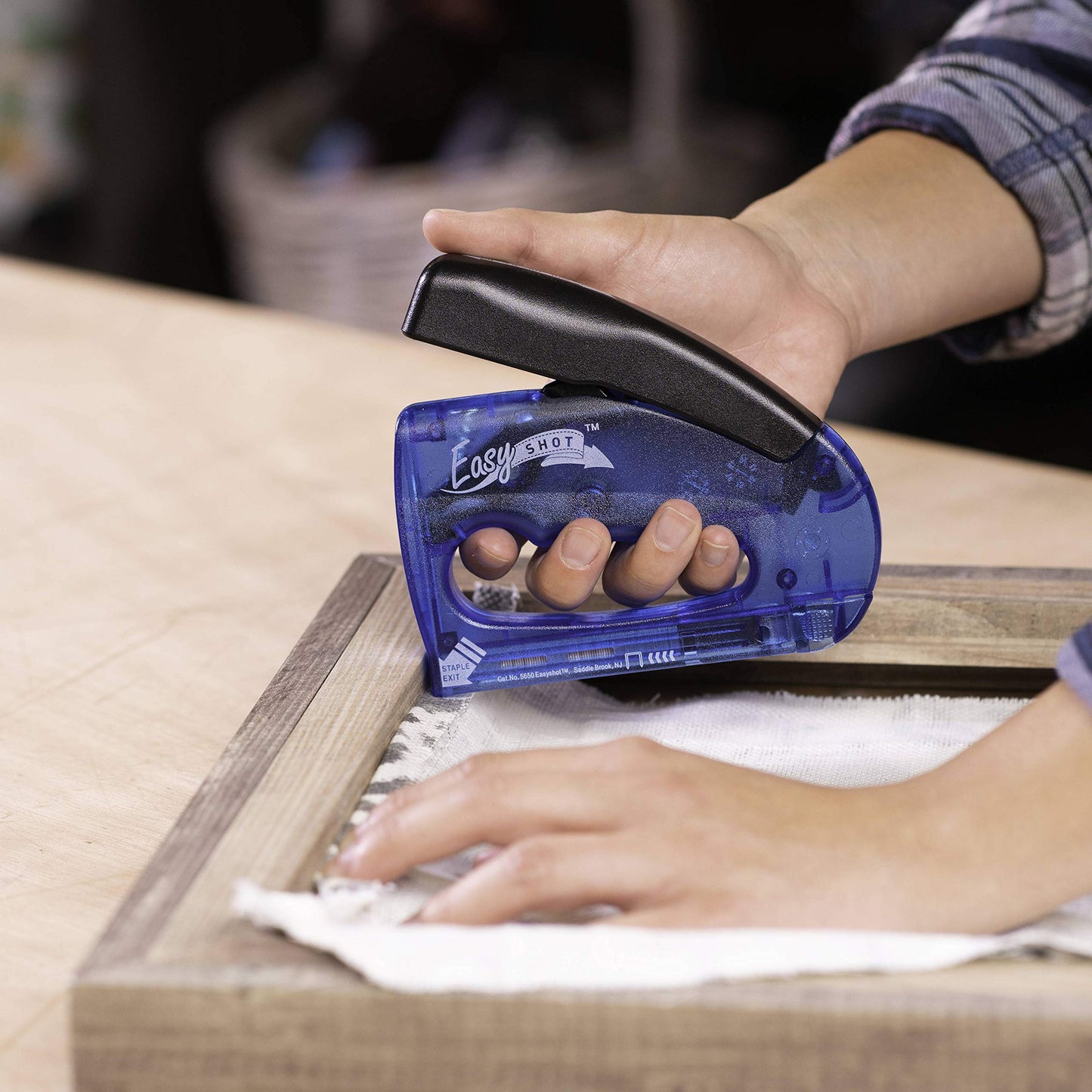 Arrow 5650DTB-6 Easy Shot Staple Gun, Manual Stapler for Decorating and Crafts, Includes Stapling base and 400 JT21 Staples, Blue
