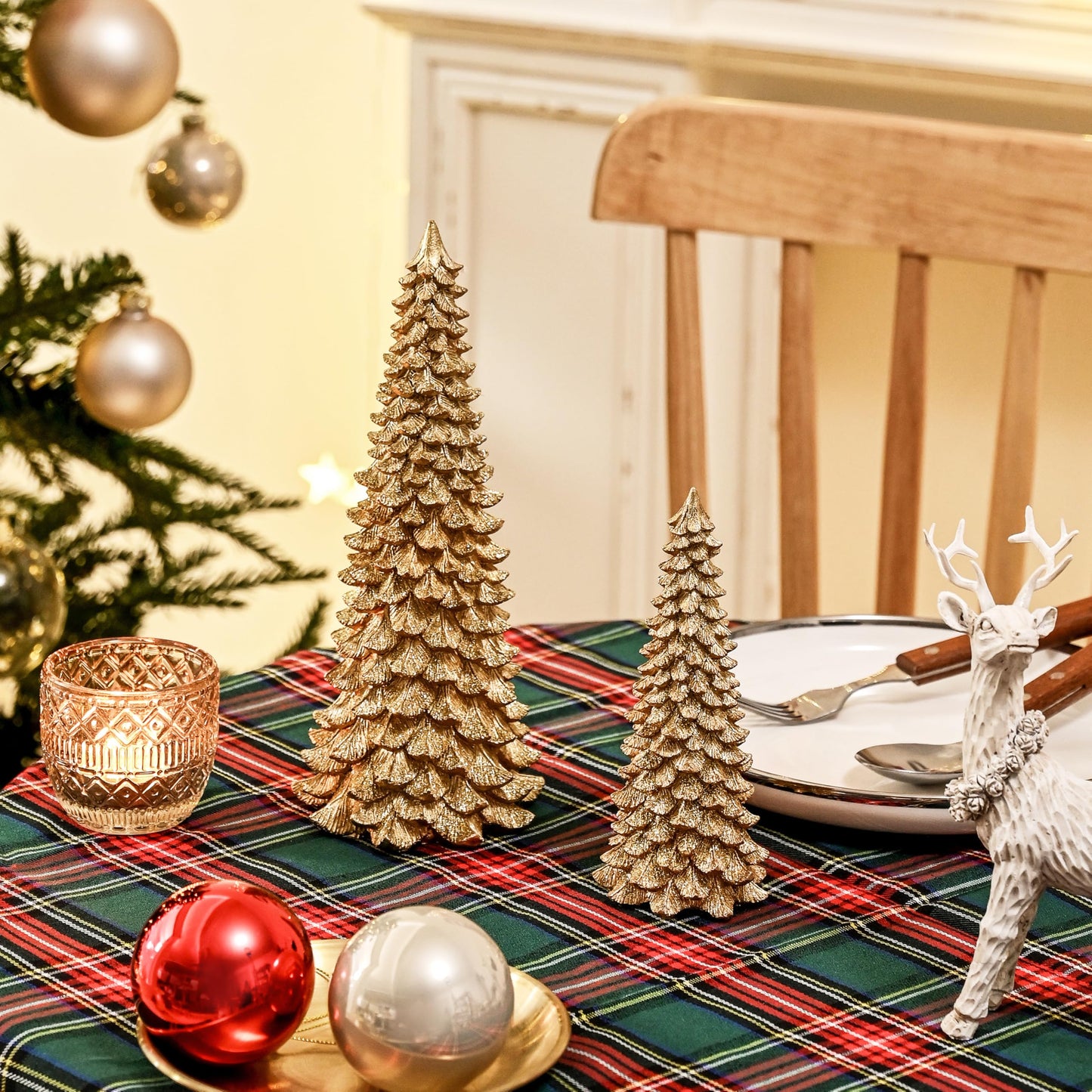AOMOONOA Gold Christmas Tree Figurines, 2Pcs Resin Glitter Christmas Tree for Tabletop Decoration, Small Christmas Trees Set, Decorative Xmas Trees for Christmas Mantel Indoor Home Decor