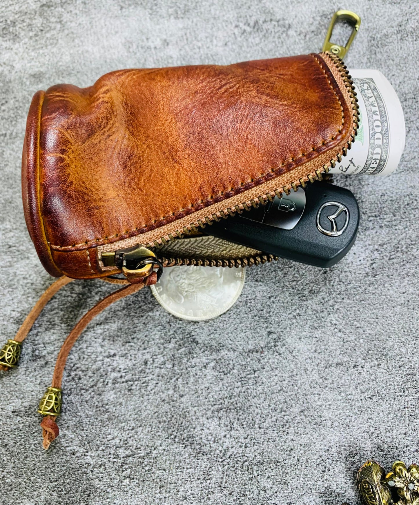 duyugeng Genuine Leather Key Pouch with Belt Clip, Vintage Key Holder Coin Purse with Key Ring, Compact EDC Key Organizer for Men, Clip On Jeans Key Case