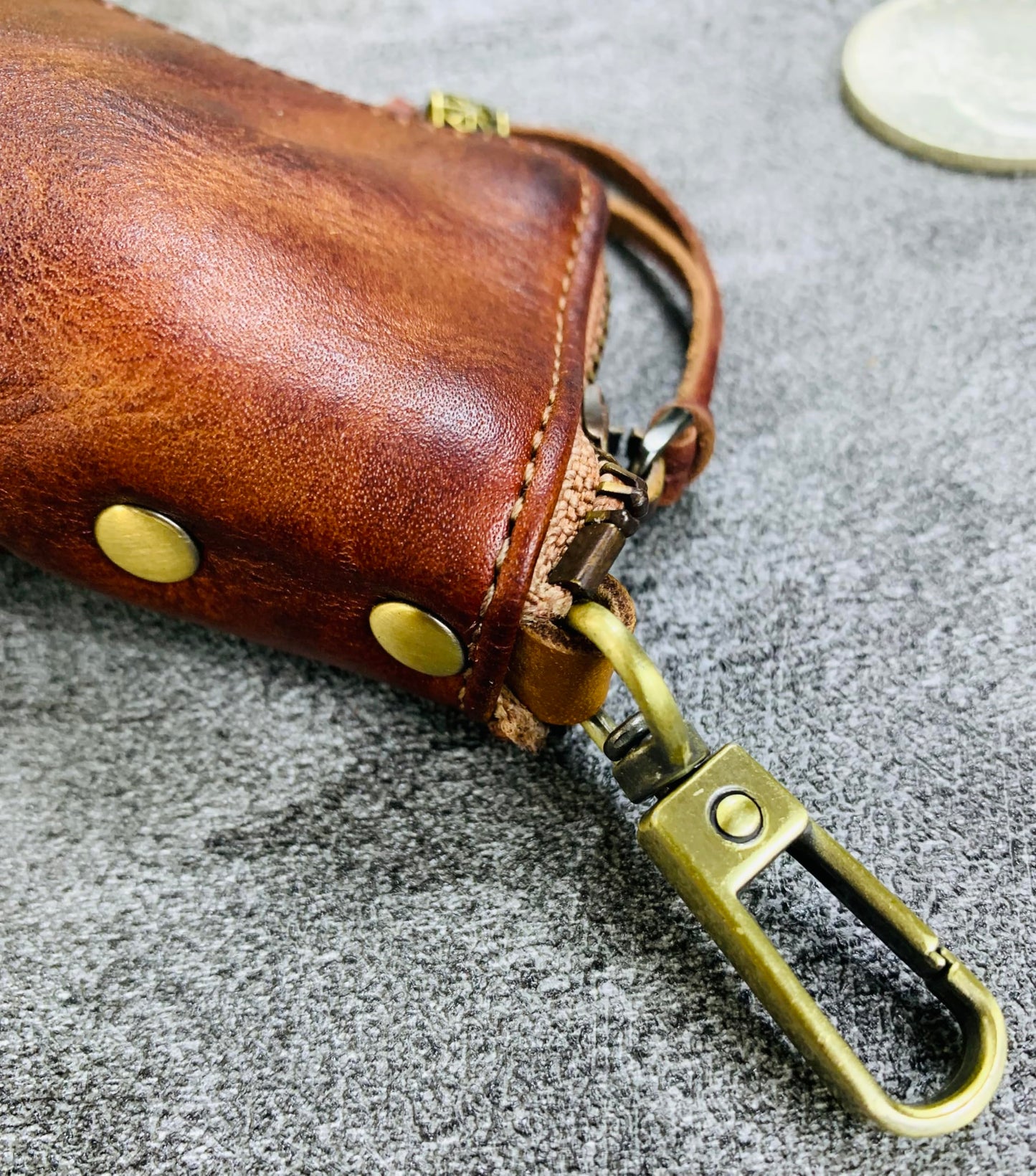 duyugeng Genuine Leather Key Pouch with Belt Clip, Vintage Key Holder Coin Purse with Key Ring, Compact EDC Key Organizer for Men, Clip On Jeans Key Case