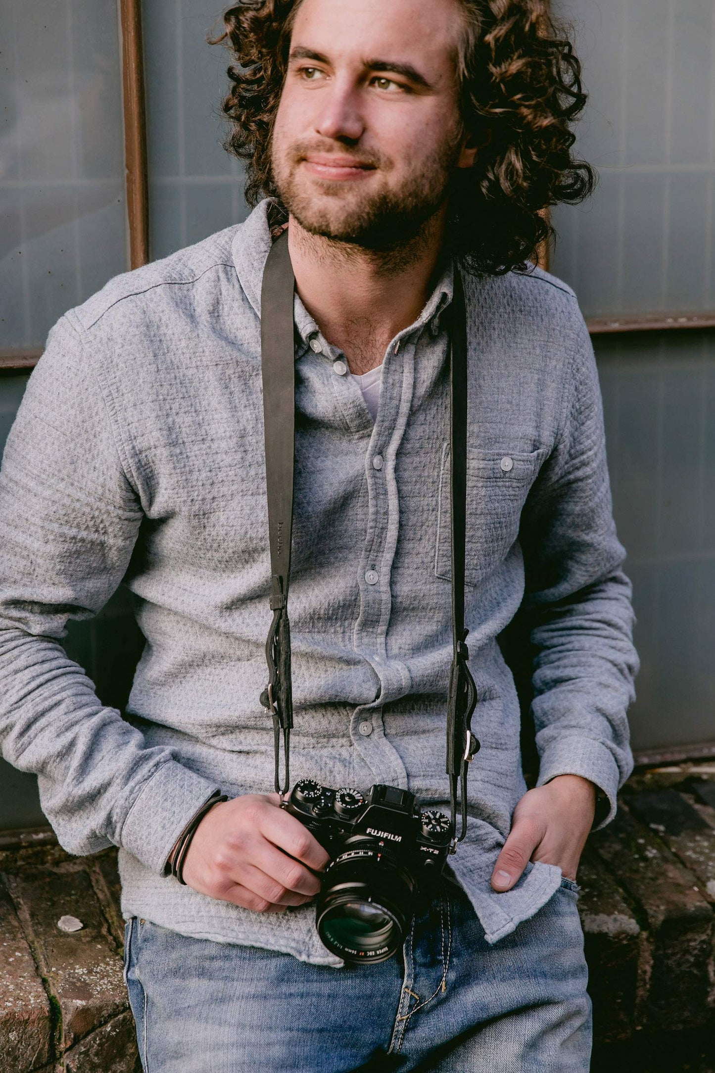 hecho. Brown Leather Camera Strap - Handmade & Fair Trade (Adjustable Leather Shoulder Strap compatible with Canon, Nikon, Sony Fujifilm, Kodak, Olympus and more, Camera Sling for Men & Women)