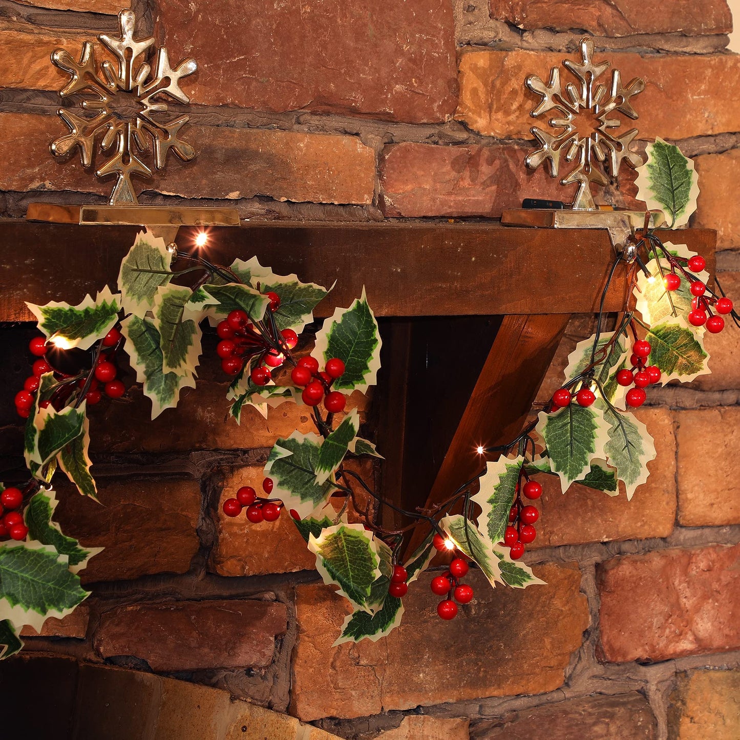 Juegoal Christmas Garland, 9FT Pre-lit Red Berries & Holly Leaves Garlands, Artificial Lighted Berry Garland Battery Operated with Timer, Indoor Outdoor Xmas Fireplace Gate Home Winter New Year Decor