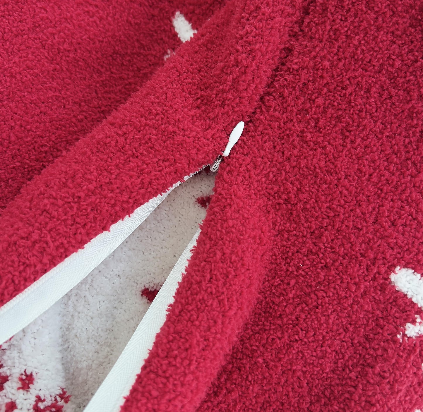 NIDITW Set of 2 Ultra Soft Red Snowflake Throw Pillow Cover Microfiber Christmas Cushion Case Cozy Fluffy Pillowcase Square Decor for Home Sofa Couch 18x18 Inches (1-Red)