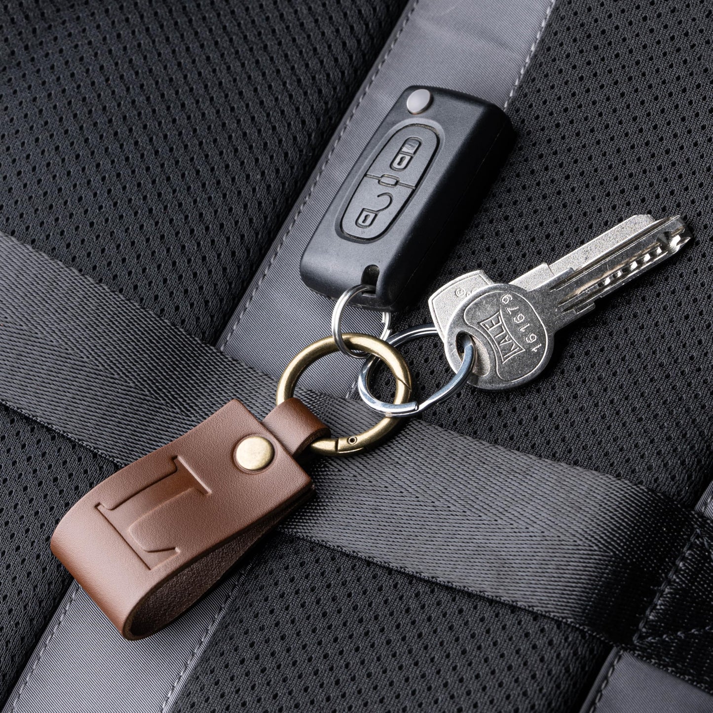 MAGOR Full Grain Leather Initial Keychain for Men Women, Personalized Alphabet Keychain, Brown Leather Gift for Him Her Dad (Brown B)