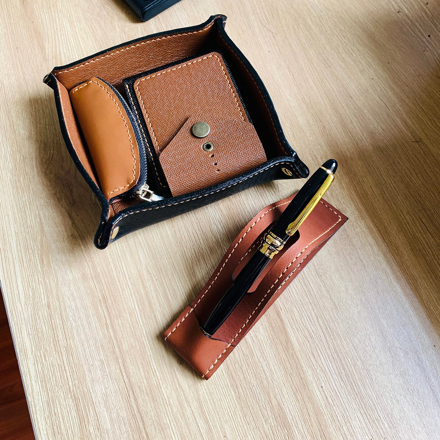 HMza Handmade Leather Fountain Pen Stand, Leather Pen Holder Office Pen Stand Gift for Boss, Husband, Wife, Friends or coworker, Leather Pen Stand for Desk gift for him her